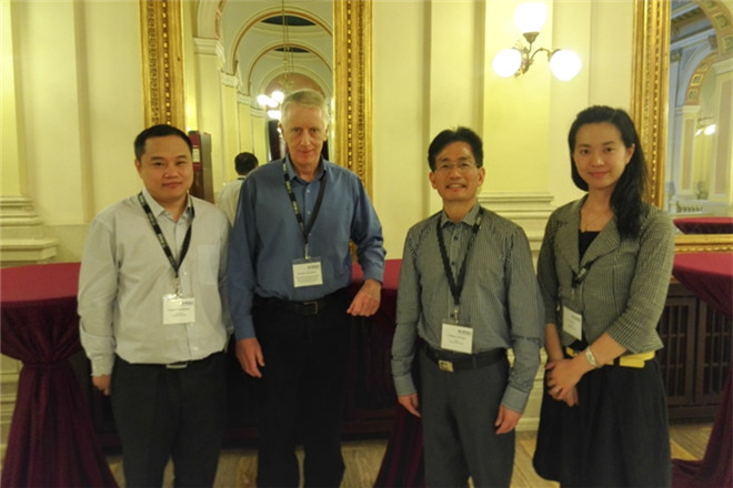 商学院院长滕乐法(左三)与Monash大学商学院院长Colm Kearnery(左二)合影