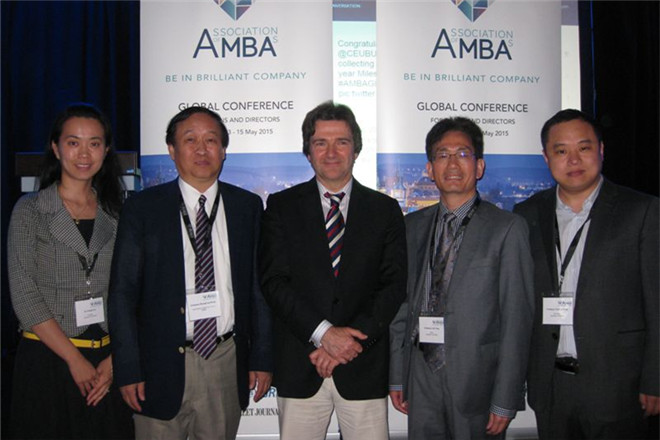 商学院院长滕乐法(右二)与AMBA大会行政长官 Andrew Main Wilson(左三)及AMBA 国际顾问委员会中国顾问王重鸣(左二)合影