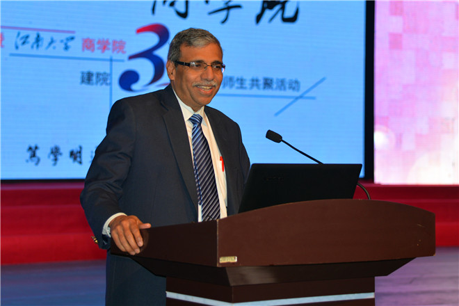 开幕式上，泰国 Sasin商学院现任院长 Dipak Jain教授做主旨报告